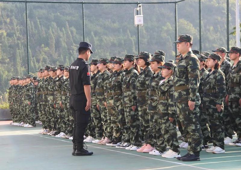 住培生！軍訓(xùn)生！站得直！行得正！