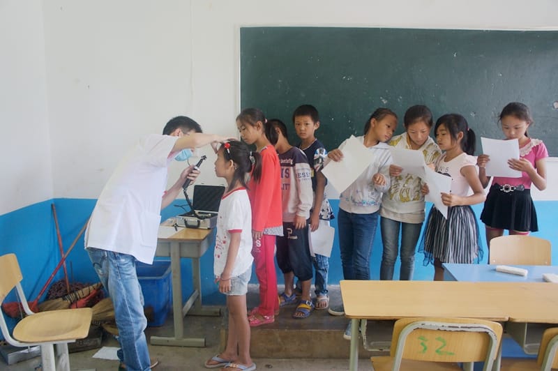 州醫(yī)青年志愿者到威舍鎮(zhèn)下德赫小學(xué)義診