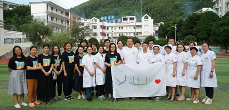 州醫(yī)團(tuán)委攜手“大山小愛”公益組織到支教點(diǎn)進(jìn)行公益義診活動(dòng)